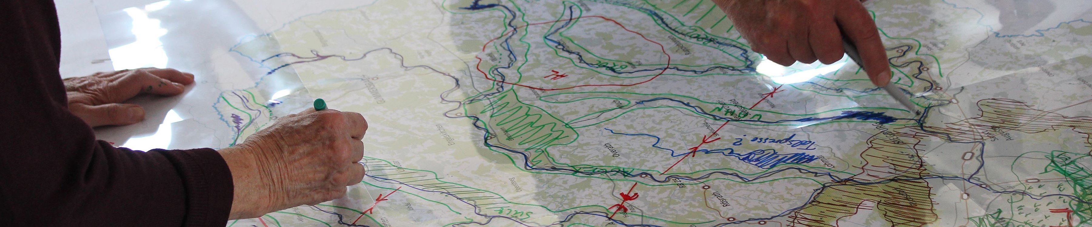 Personen zeichnen auf Regionskarte ein