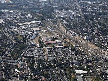 Luftbild Stadt mit Bahngleisen