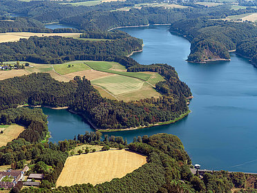 Luftbild Landschaft mit Feldern, Wald, Siedlung und Gewässer